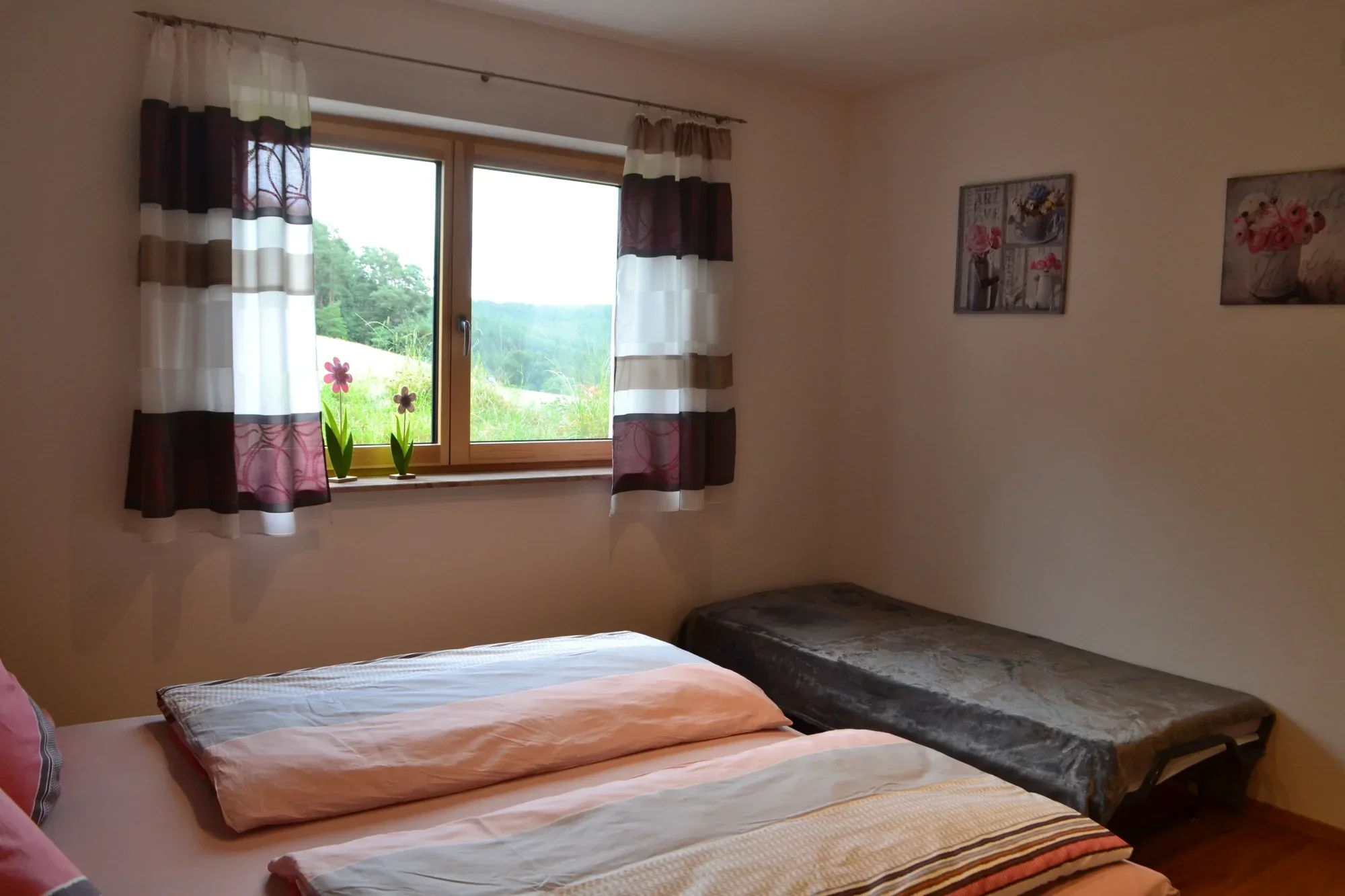 Schlafzimmer mit freiem Blick in die Natur