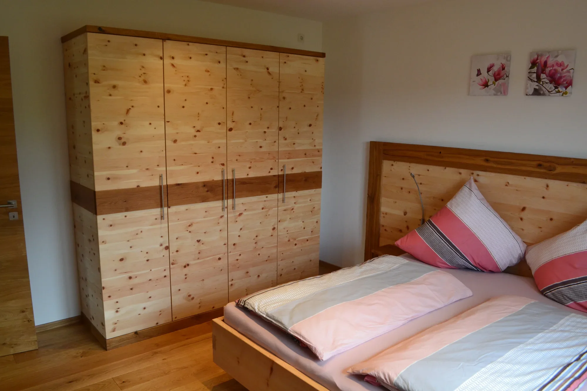 Schlafzimmer mit Zirbenholzmöbel