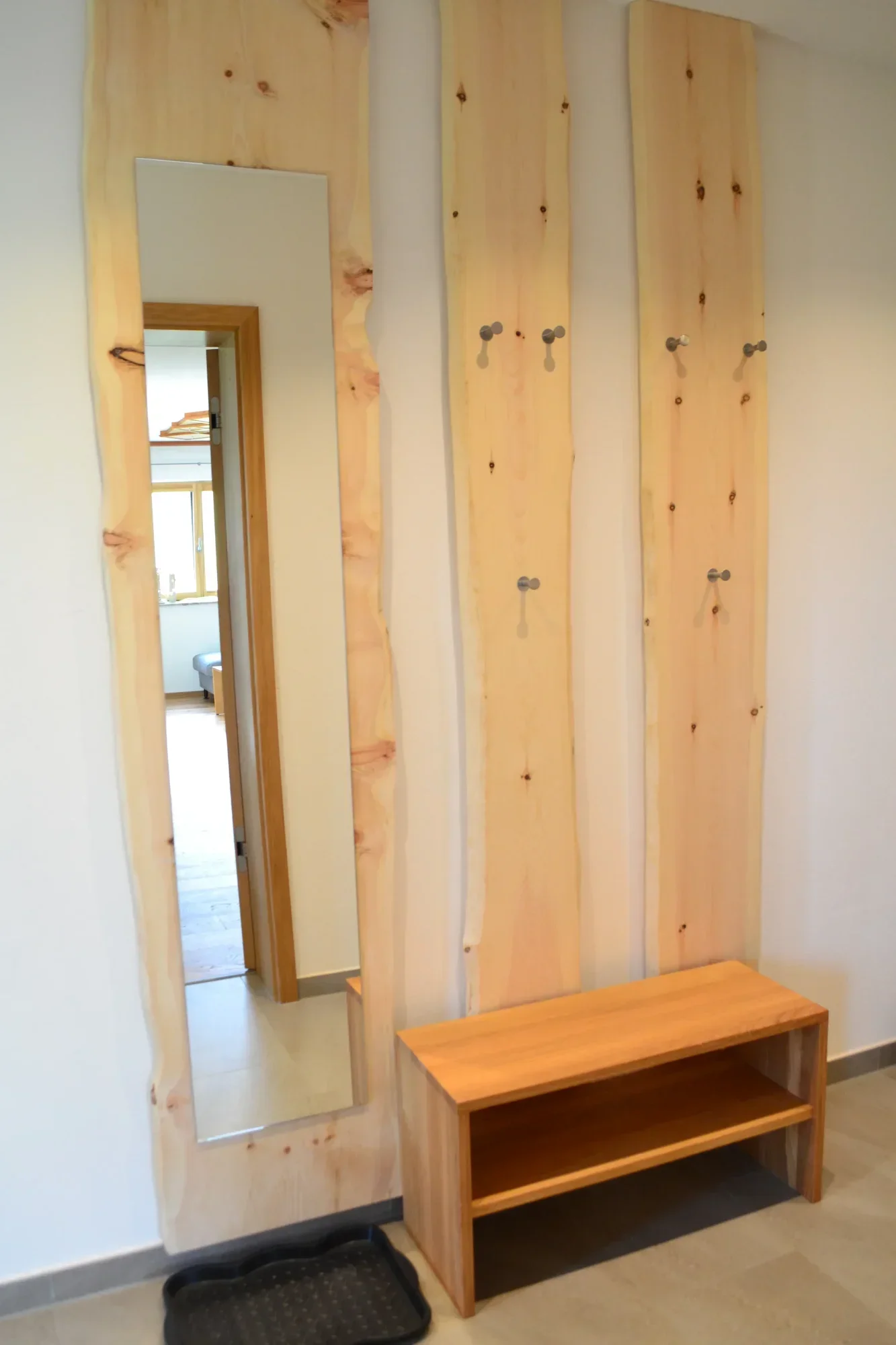 große Garderobe mit Spiegel in Zirbenholz