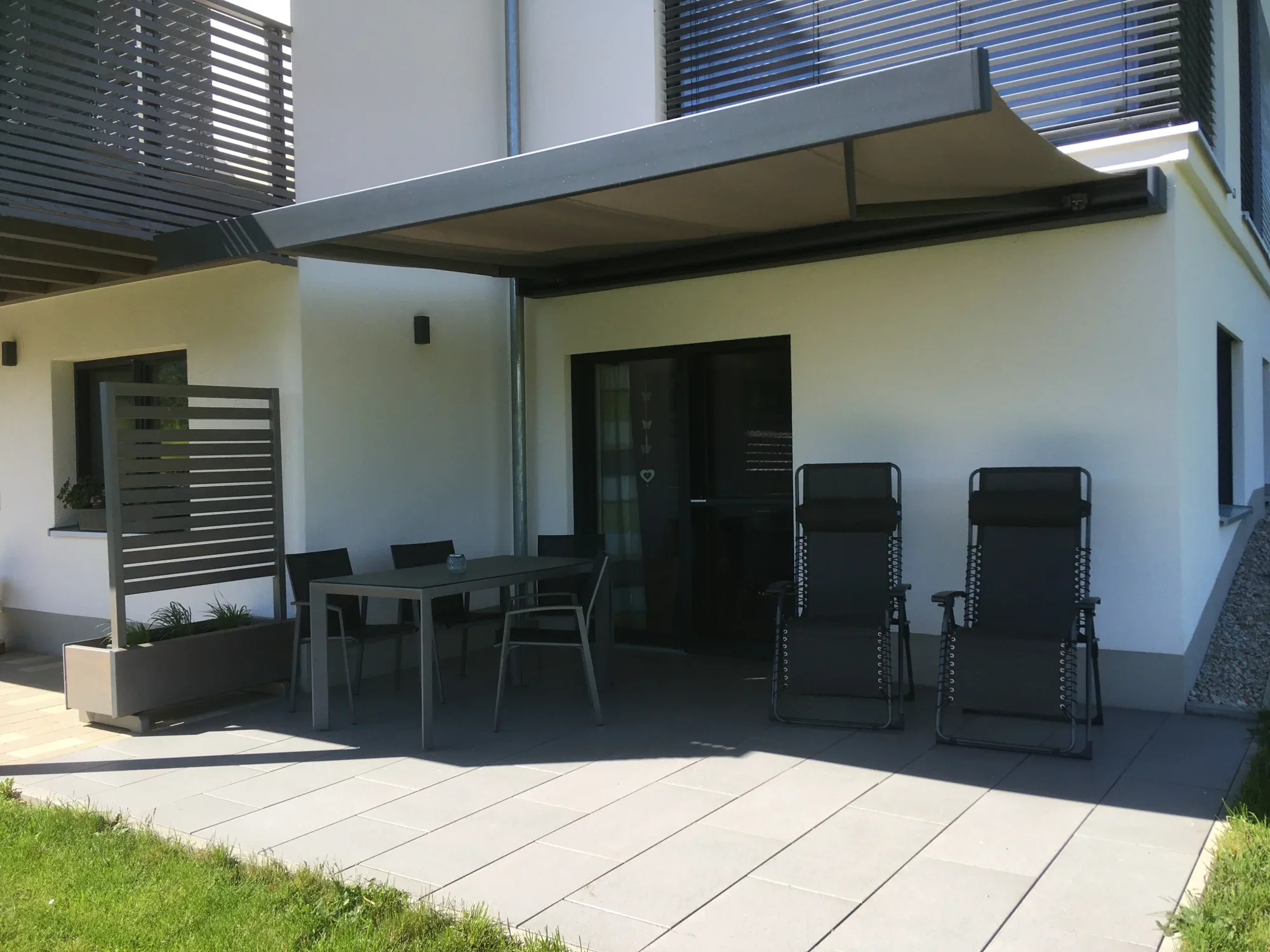 gemütliche naturnahe Terrasse