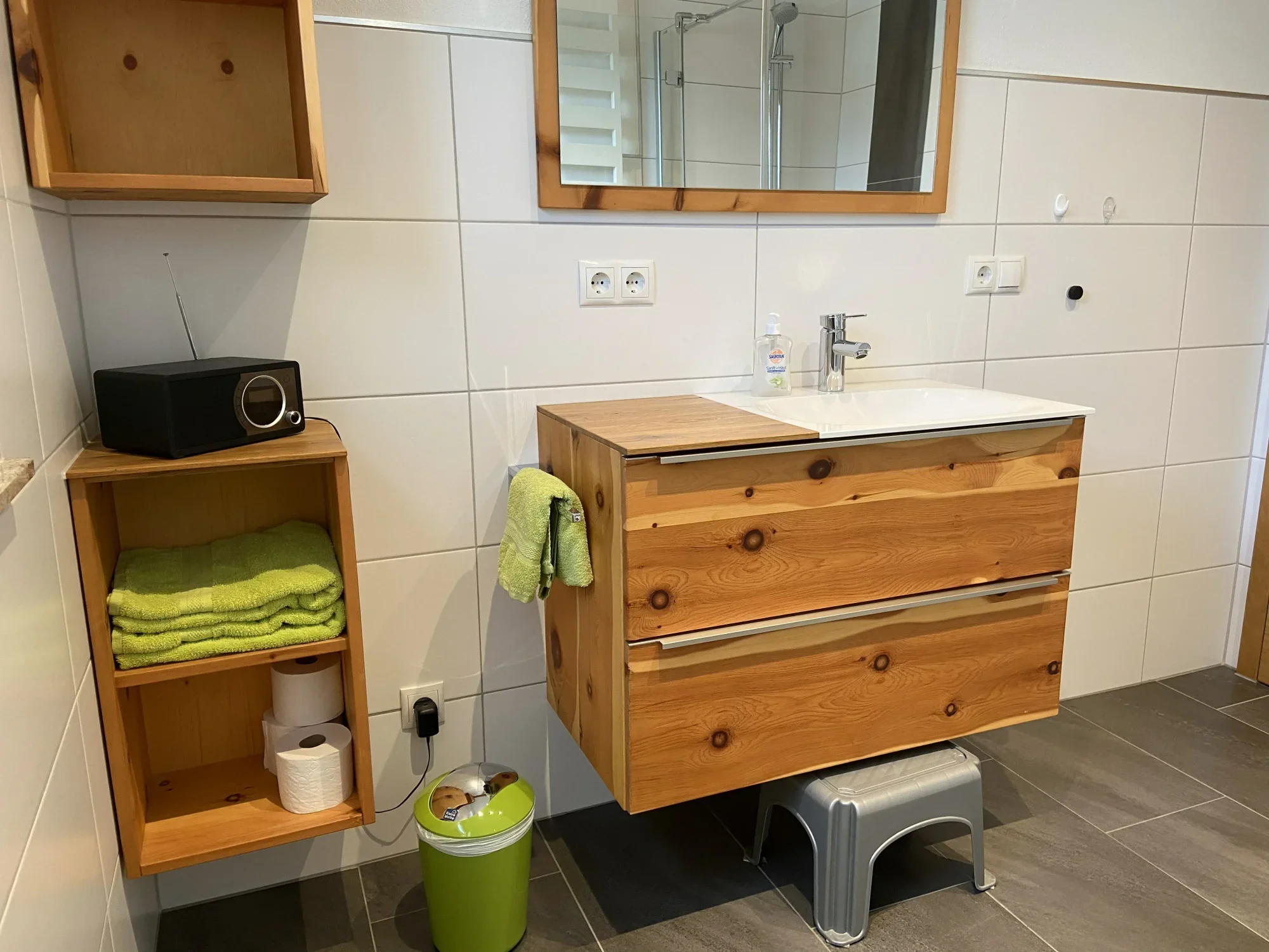 Modernes Badezimmer mit massiven Zirbenmöbel